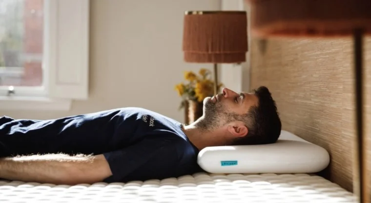 خبراء يوضحون: تعديل وضعية النوم يُغيّر صحة الجسم