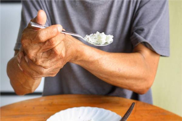 إشارات مبكرة تحذر من مرض باركنسون: لا تتجاهلها!