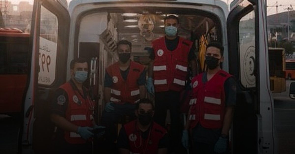 الهلال الأحمر يفعّل التغطية الإسعافية والتطوعية على الواجهة البحرية بجدة تزامنًا مع كثافة الزوار