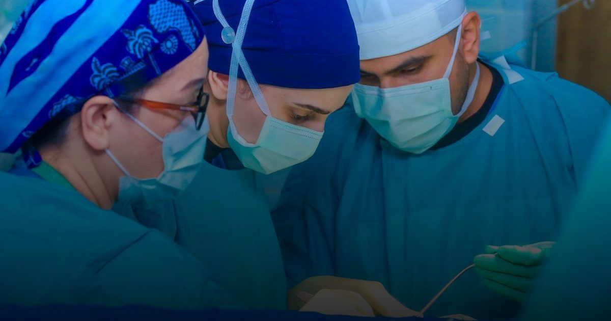 "التخصصي" ينهي معاناة مريضة من تفاقم انحناء العمود الفقري (الجنف) باستخدام تقنية التثبيت المرن