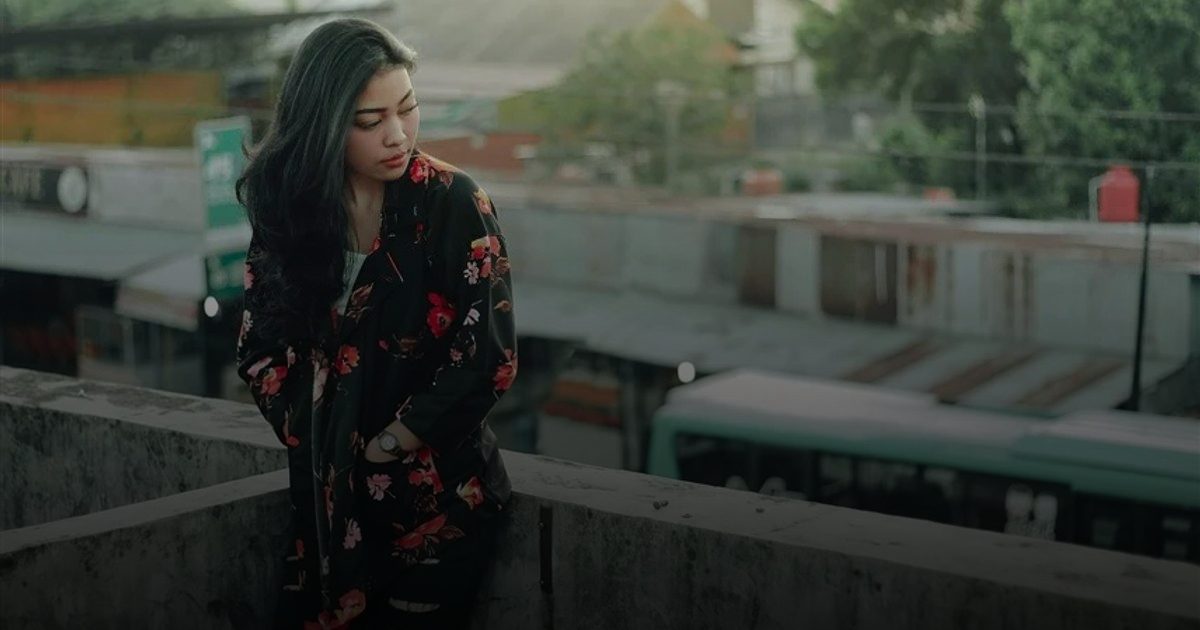 علامات دقيقة للتوحد عند النساء منها شم البنزين والبكاء وأكل الجلد