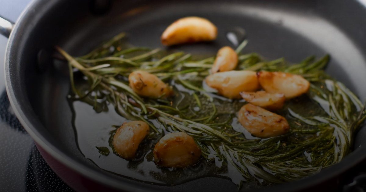 "غير سامة... لكنها سامة": أواني الطهي غير اللاصقة تطلق أبخرة تتسبب في السرطان وأمراض الكبد