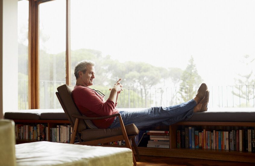 طريقة جلوسك تهدد صحتك النفسية والجسدية: تحذير علمي