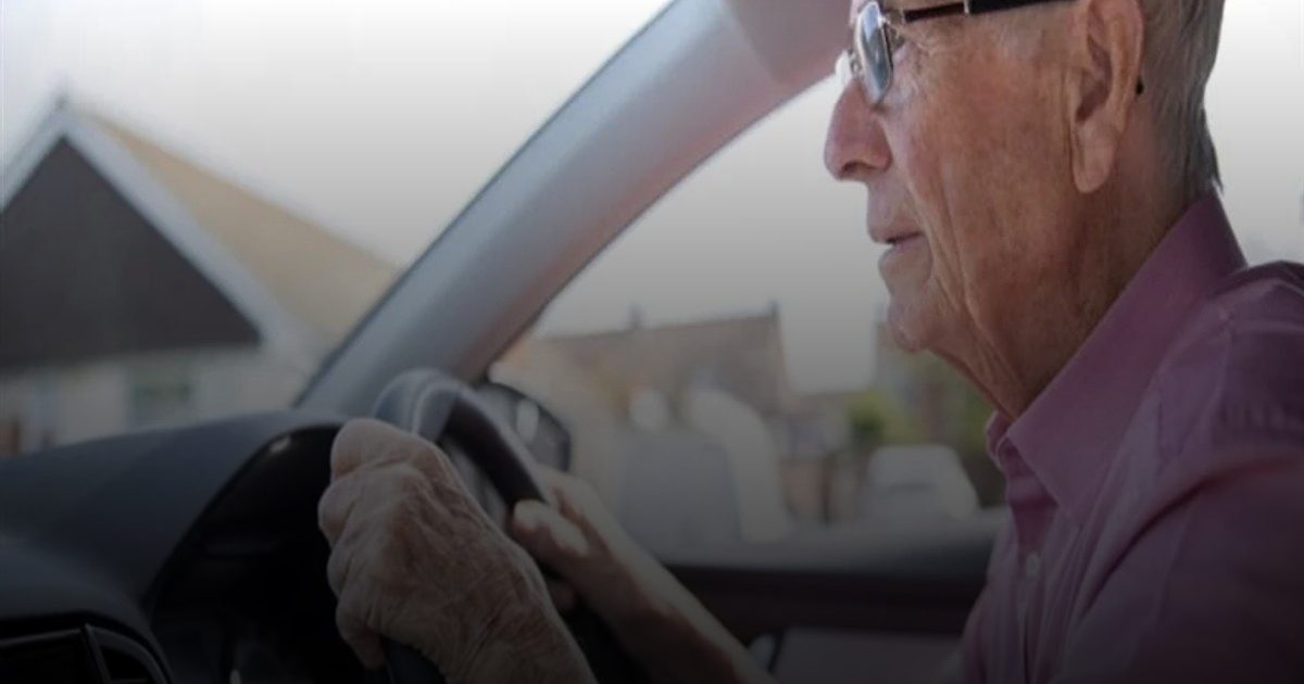 3 علامات تكشف الخرف مبكراً: تغير أنماط القيادة لدى كبار السن