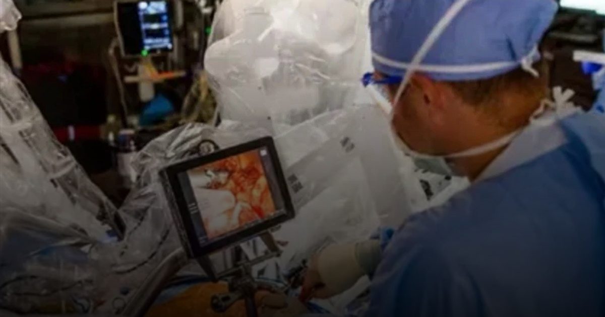 أول عملية من نوعها.. روبوت يستبدل صمام القلب دون فتح الصدر