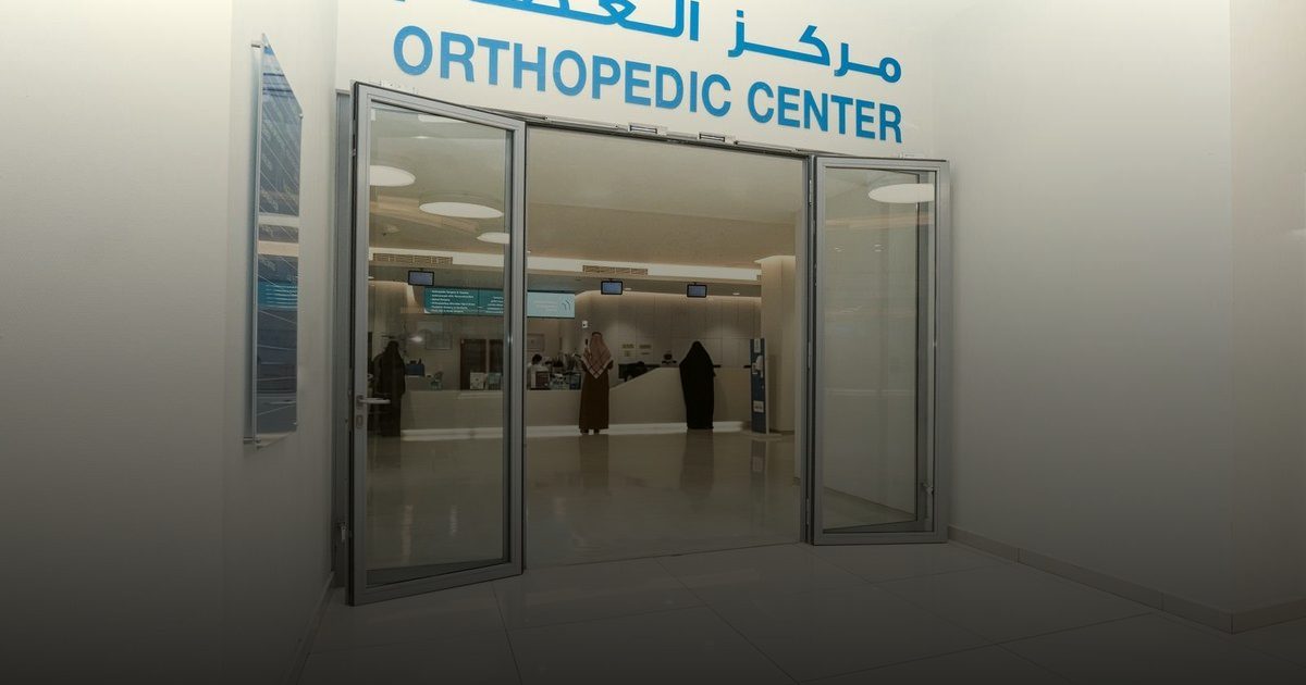 رحلة شفاء مريض أمريكي من إصابة عضلية خطيرة في مستشفى دلّه النخيل