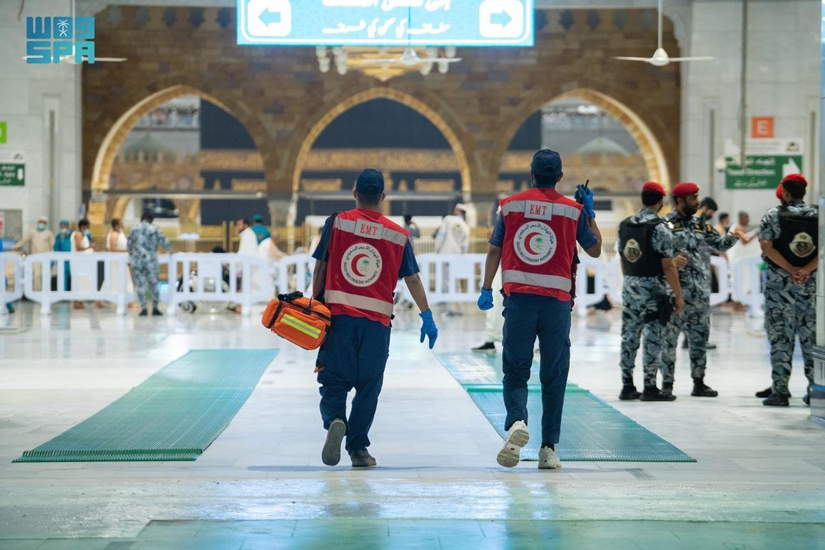 الهلال الأحمر يعيد النبض لمعتمرة إندونيسية بمطار الملك عبدالعزيز الدولي في جدة