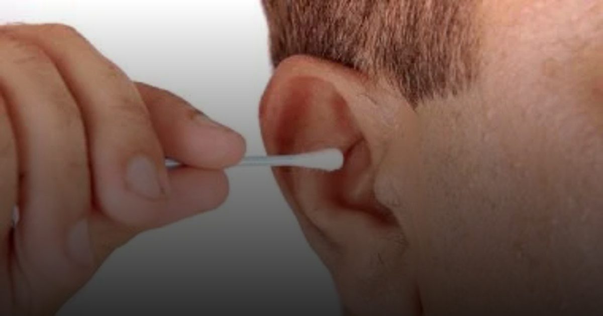 تنظيف الأذن بأعواد القطن قد يؤدى لفقدان السمع