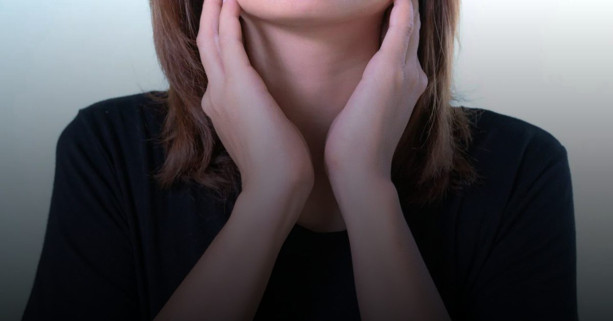 من الحساسية والتدخين إلى ارتجاع المريء: هذه أسباب المخاط الزائد في الحلق