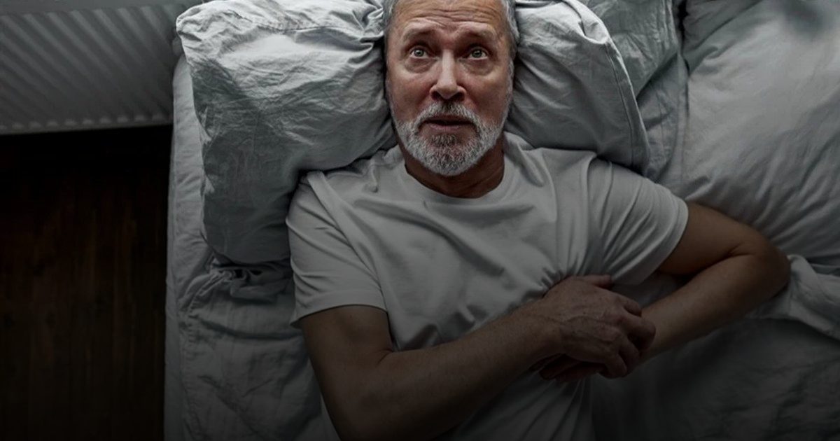 سماع دقات القلب عبر "الوسادة" ليس دائماً مجرد شعور بالعصبية