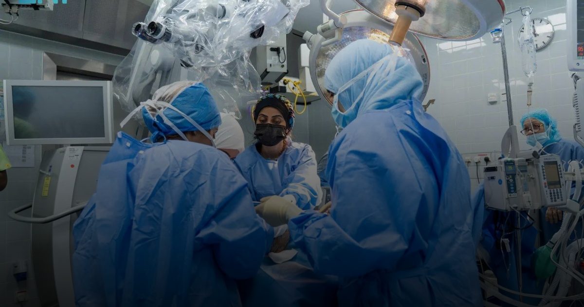 المدينة الطبية بجامعة الملك سعود تجري أول زراعة لغرسة قوقعة صناعية ذكية بالشرق الأوسط وأفريقيا