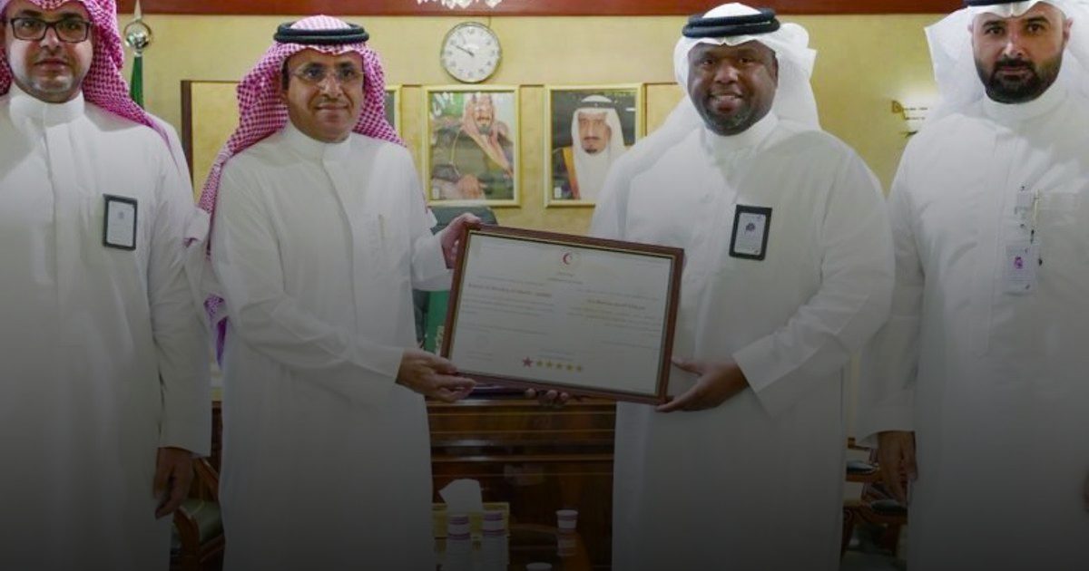 الهلال الأحمر السعودي يسلّم شهادة الامتثال الإسعافي لهيئة الغذاء والدواء بمحافظة جدة