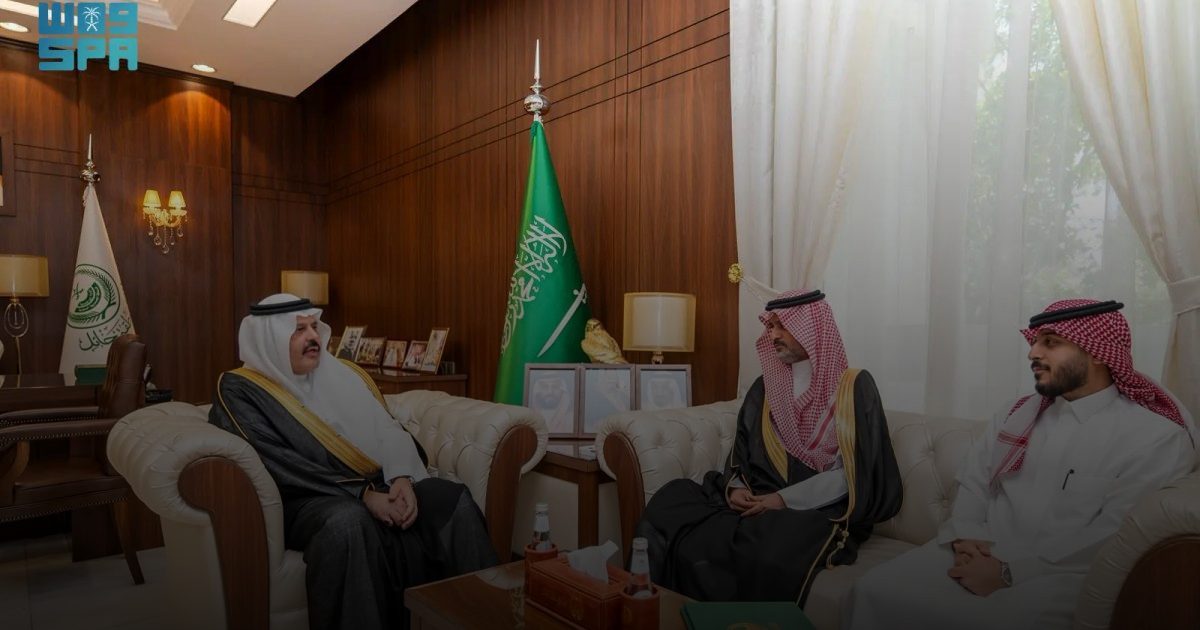 أمير حائل يكرم طبيبًا تبرع بجزء من كبده لإنقاذ طفلة