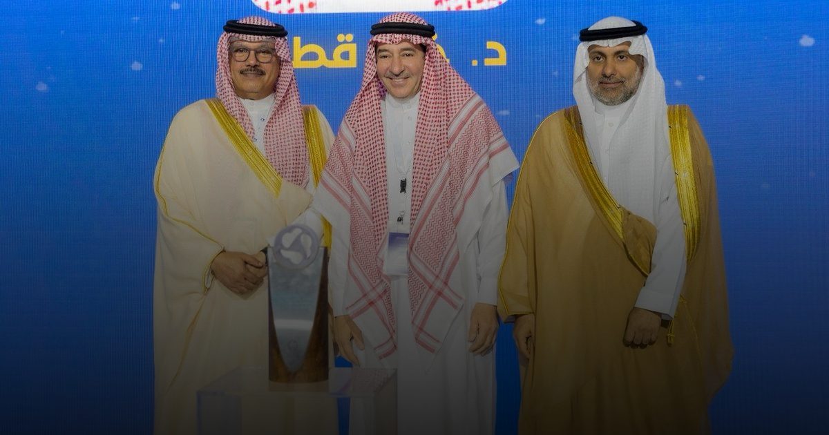 وزير الصحة يكرم د. خالد القطَّان رائد زراعة الرئة في المملكة