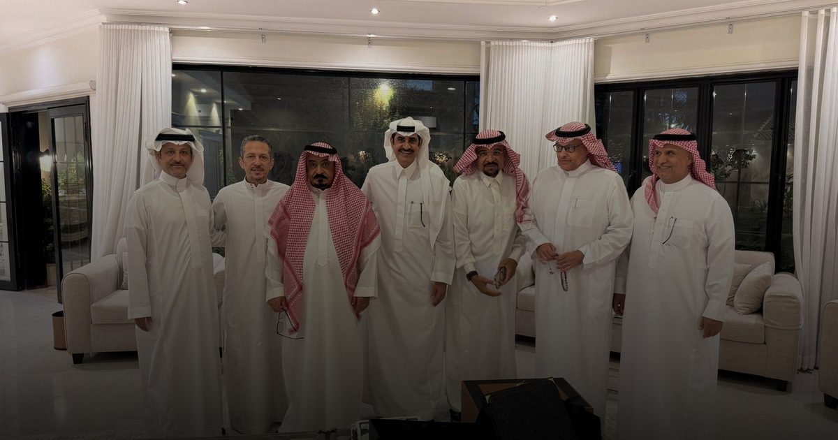 زملاء "تركي العتيبي" يودعونه بعد 34 عاما من العطاء في "تخصصي الرياض"