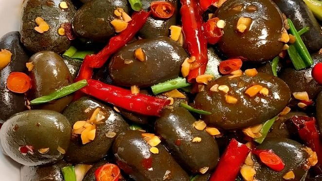 طبق الحجارة المقلية في الصين يثير فضول السياح