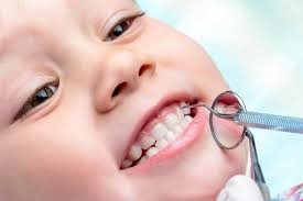 اعتلال هيكلي يصيب أسنان الأطفال ويؤدي لتآكلها بسرعة