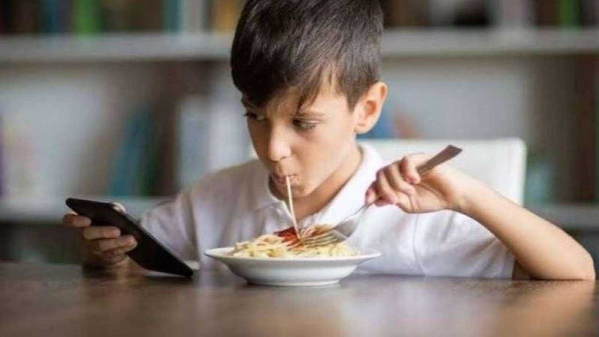 مشاهدة التلفزيون والهواتف  أثناء الوجبات  تهدد صحة الأطفال