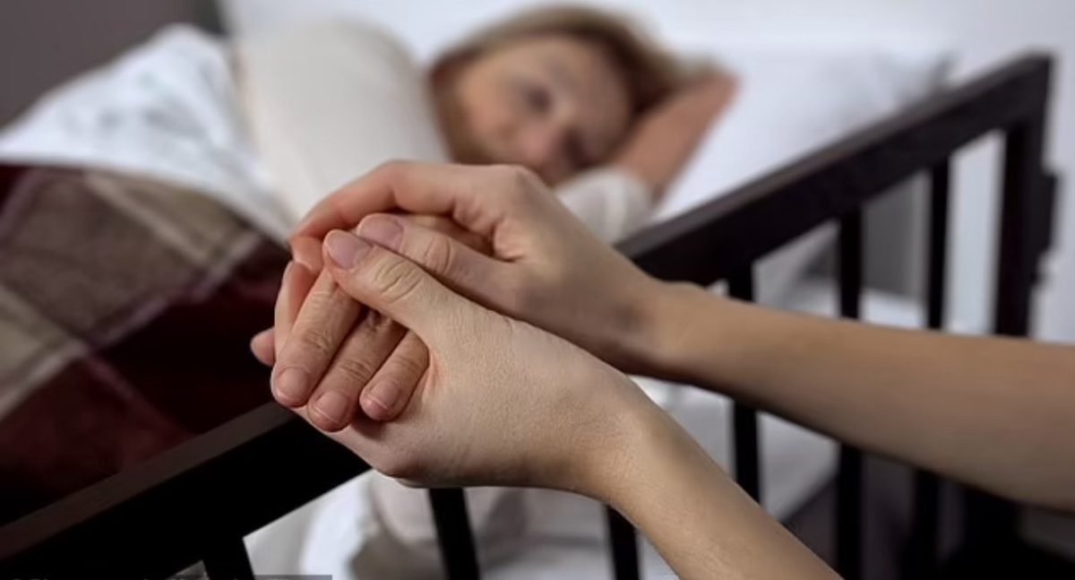 كلمات المرضى قبل الرحيل.. رسائل حب وندم ودروس للحياة
