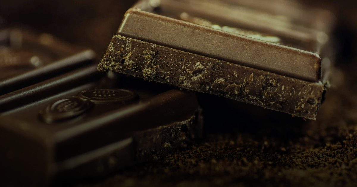 سر "الثيوبرومين".. كيف تدعم الشوكولاته الداكنة الشيخوخة الصحية؟