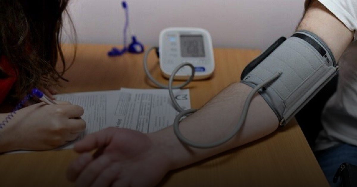 استشاري قلب يحدد الخطوات الذهبية لضمان دقة قياس ضغط الدم