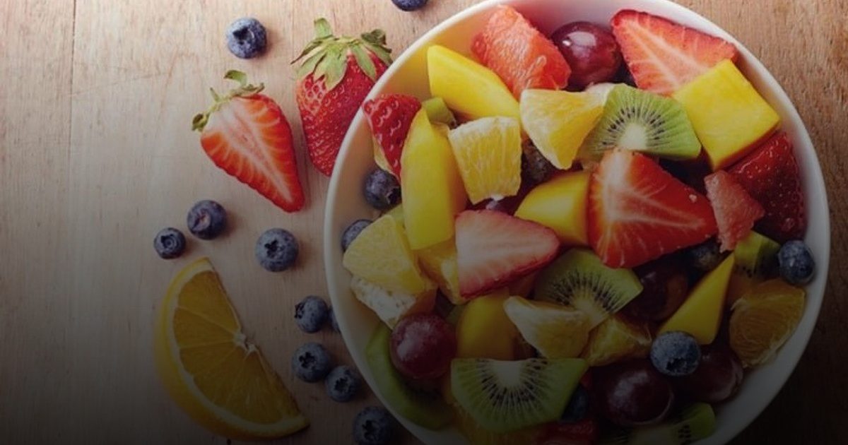 الماء والفاكهة ..للحفاظ على صحة الأمعاء في أشهر الصيف