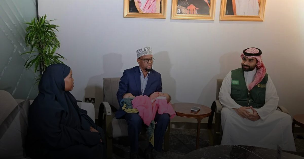 إنفاذًا لتوجيهات خادم الحرمين الشريفين وسمو ولي العهد.. وصول التوأم الملتصق الصومالي "رحمة ورملا" إلى الرياض