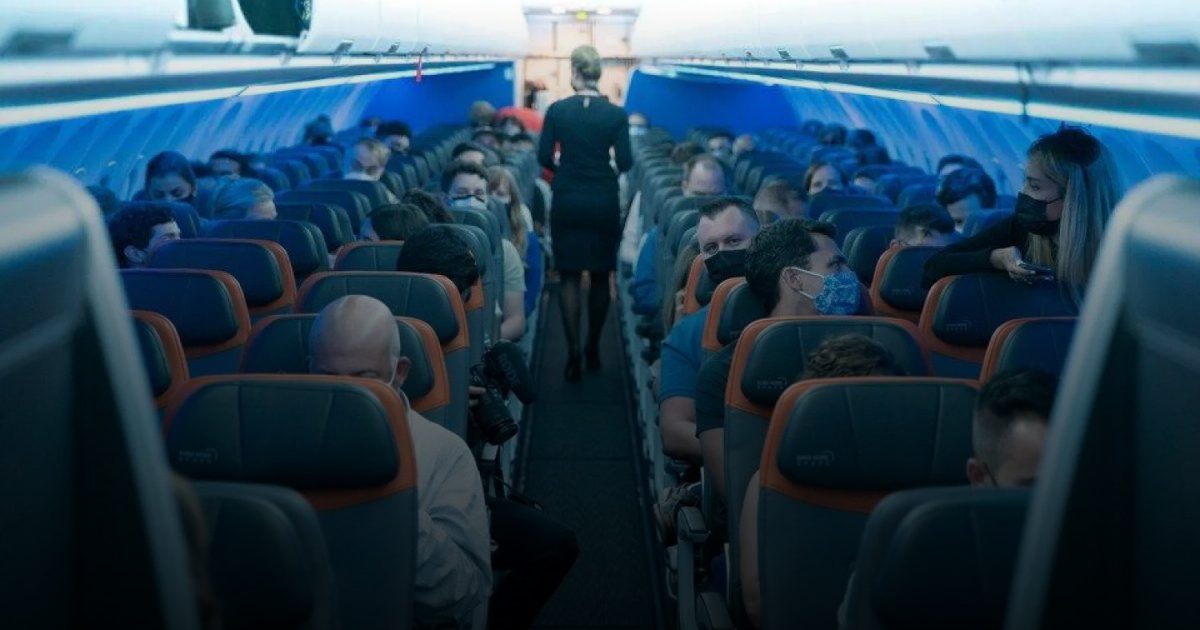 4 طرق لتفادي العدوى على متن الطائرة.. طبيب أولمبي يكشف نصائح لرحلة صحية