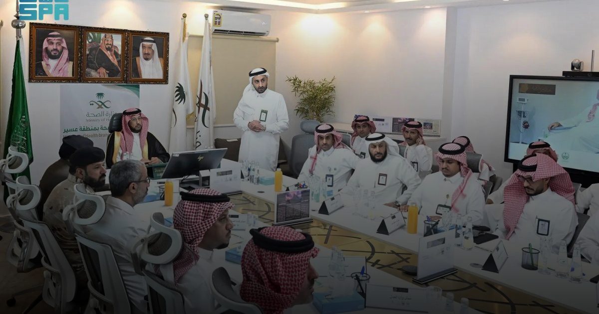 نائب أمير عسير يتابع سير العمل في غرفة عمليات مبادرة "عسير تقتدي"