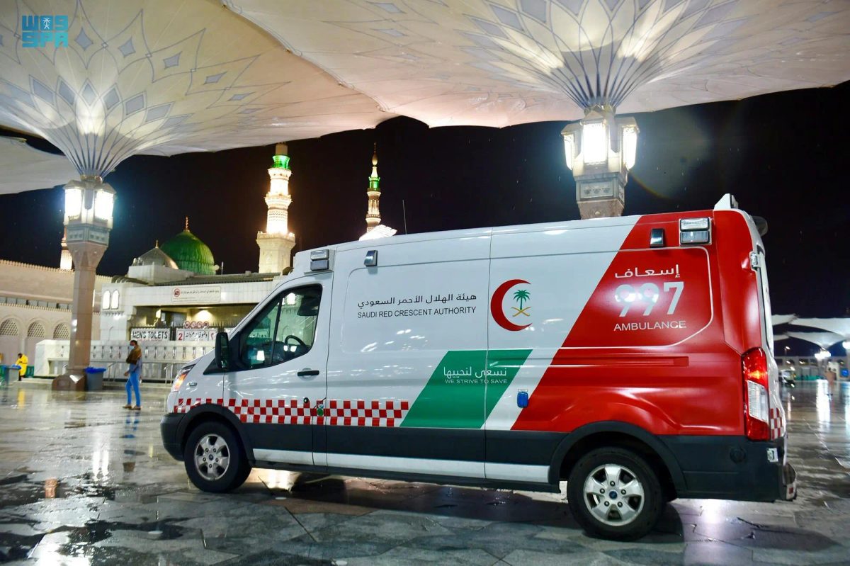 "الهلال الأحمر" يُنقذ معتمرًا باكستانيًا يُعاني من جلطة قلبية بالمسجد النبوي الشريف