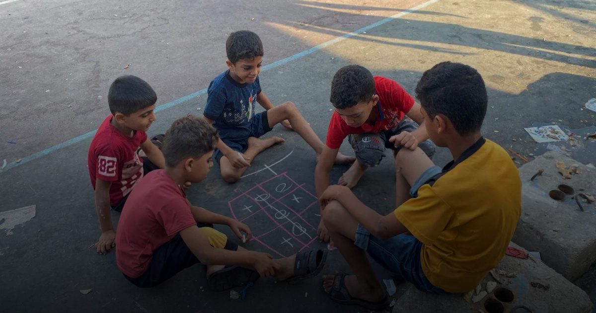 طبيبة: النظافة المفرطة تهدد مناعة طفلك