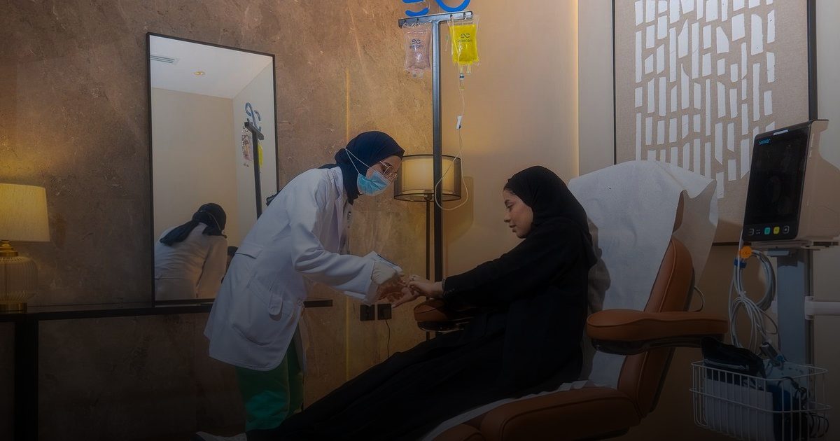 إنجاز علمي سعودي: بحث مشترك يرسي قواعد استخدام فيتامين «سي» الوريدي في العلاجات الداعمة