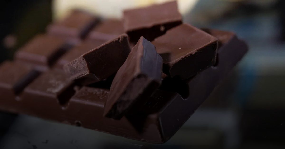 الشوكولاتة الداكنة تحارب الشيخوخة: مركب "الثيوبرومين" يرتبط بإبطاء التقدم في السن