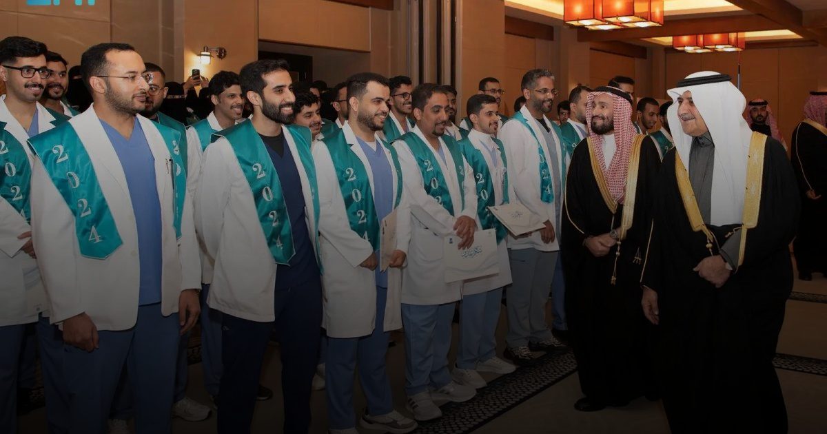 أمير تبوك يرعى حفل تخريج 372 متدربًا من برامج البورد السعودي والدبلومات الصحية