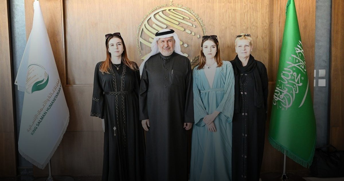 د. الربيعة يستعرض ريادة المملكة الإنسانية خلال لقائه بالتوأم البولندي "أولغا وداريا"