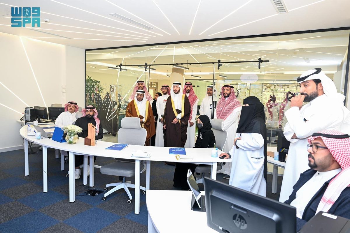 محافظ الطائف يطلع على المشاريع التطويرية لتخصصي الطائف