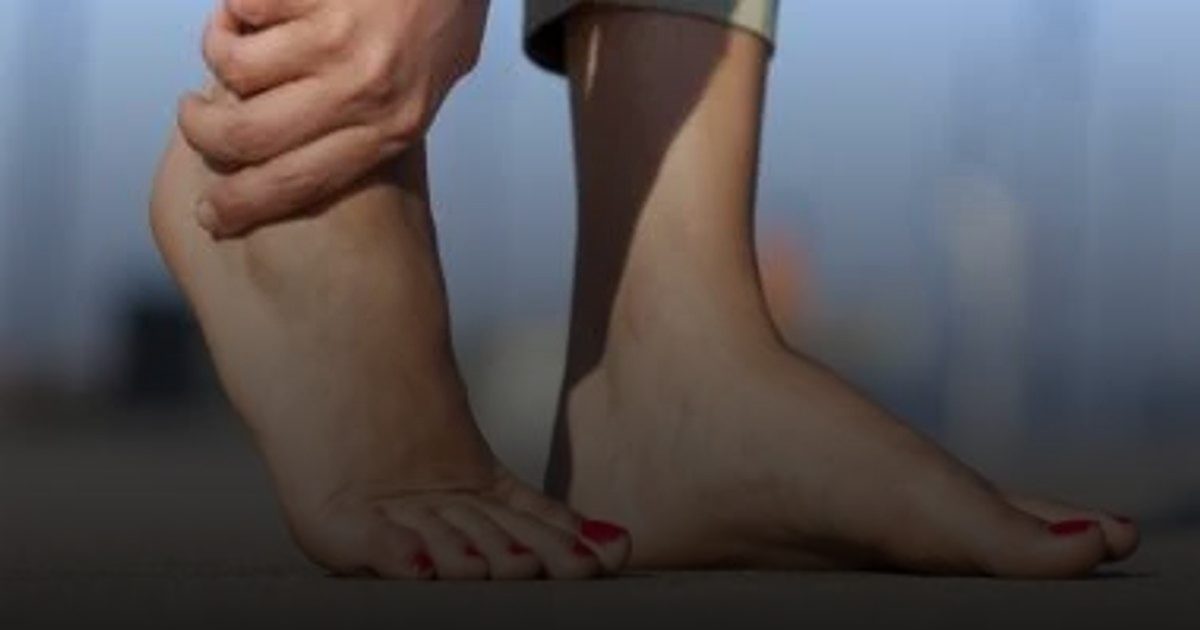 لماذا تصاب بتشنجات أصابع القدم المفاجئة؟