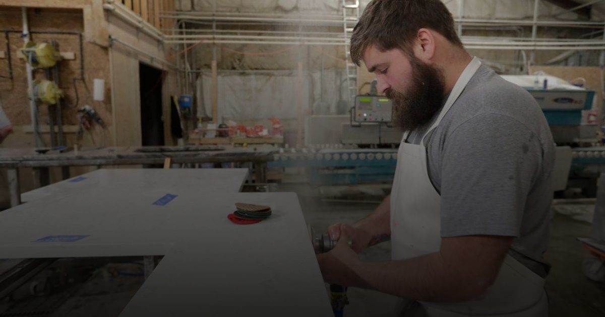 السيليكوز يهدد صحة عمال صناعة الكوارتز