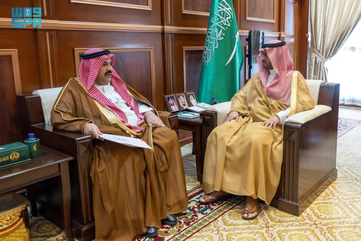 نائب أمير حائل يستقبل مدير فرع هيئة الهلال الأحمر السعودي بالمنطقة