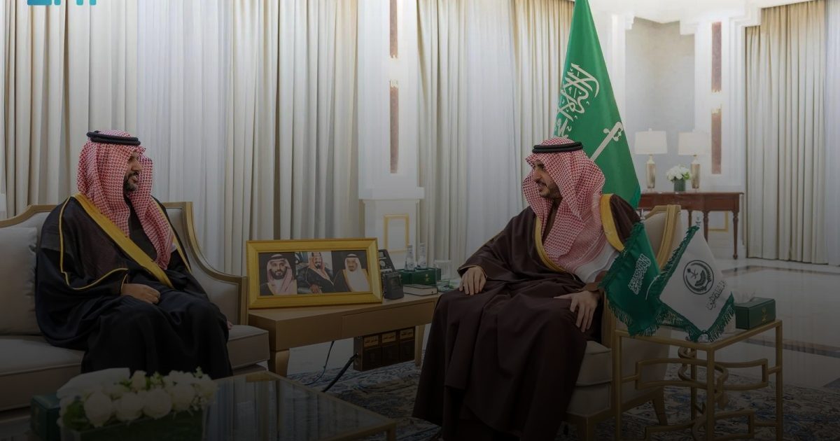 أمير الجوف يناقش تطوير خدمات الأشخاص ذوي الإعاقة بالمملكة