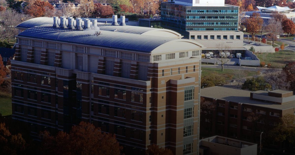 الولايات تواجه أزمة بسبب تقليص تمويل المعاهد الصحية