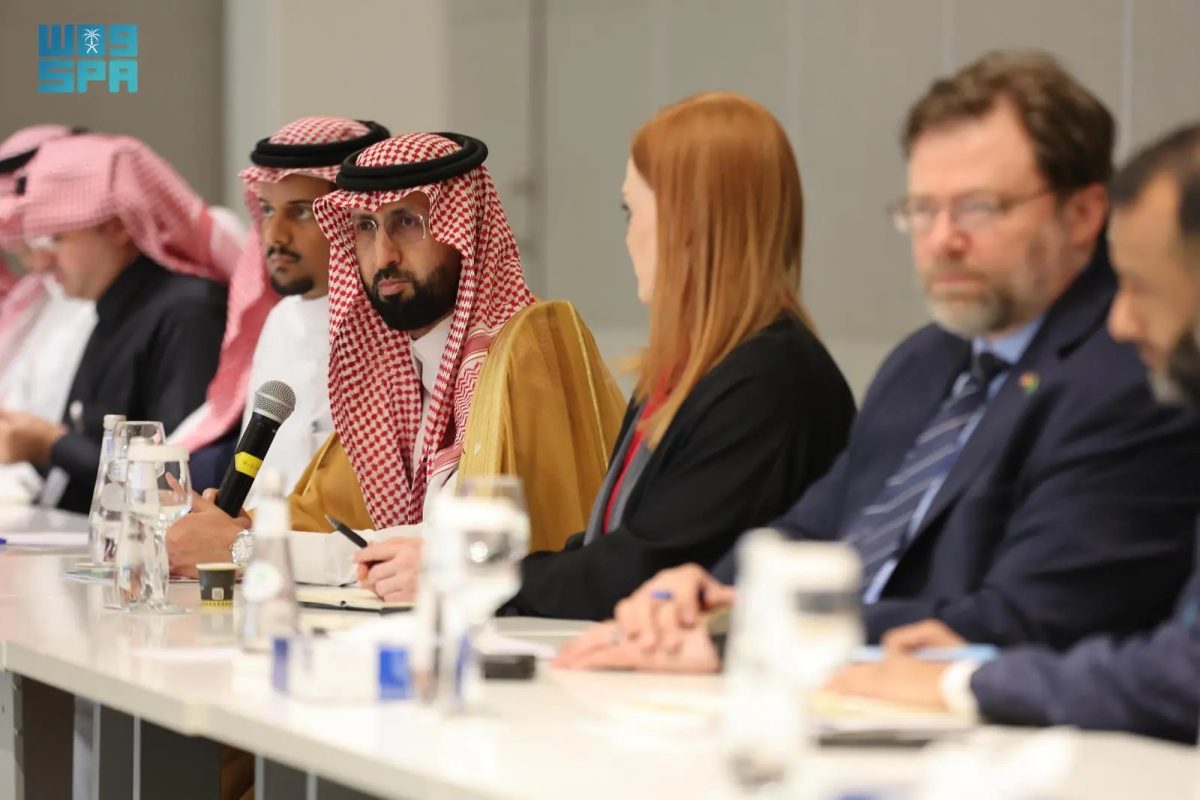 رئيس هيئة الغذاء والدواء يبحث فرص الاستثمار مع ممثلي شركات طبية أمريكية