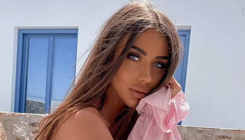 مؤثرة تقاضي جراح تجميل بسبب تشوه دائم أنهى مسيرتها