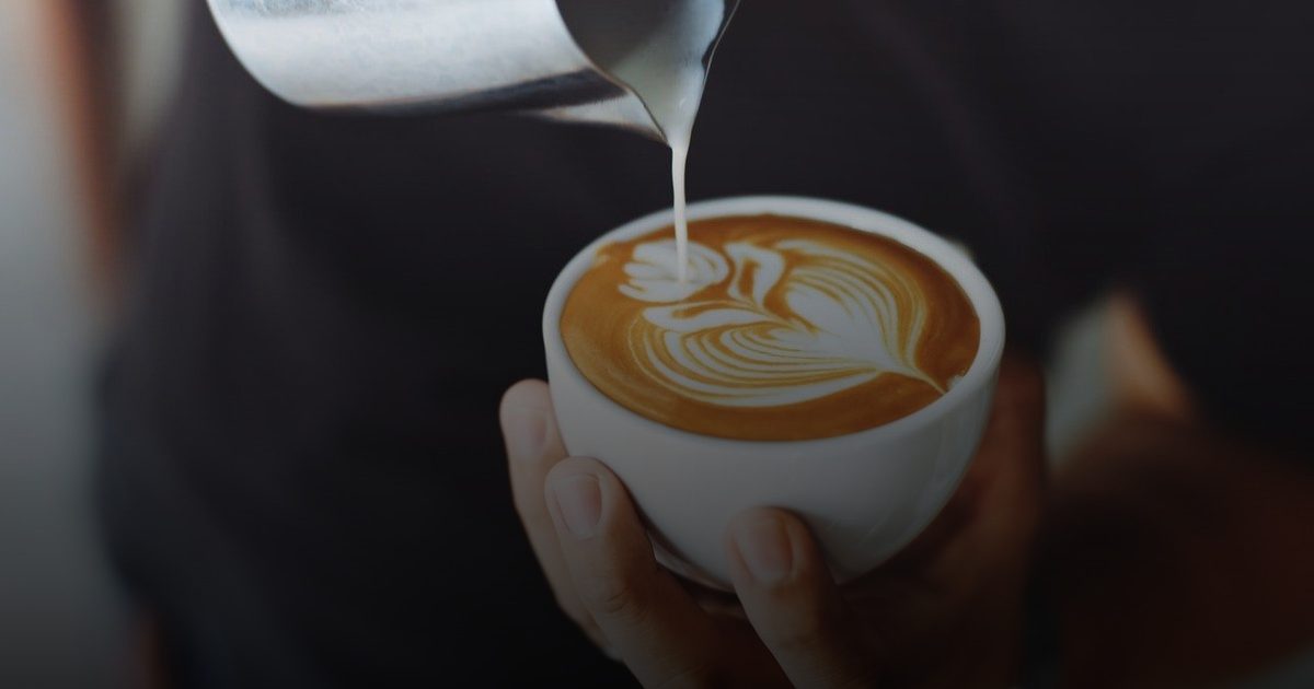 ترفع الكوليسترول والسكر في الدم: مبيضات القهوة الاصطناعية قد تضر بالقلب والقولون