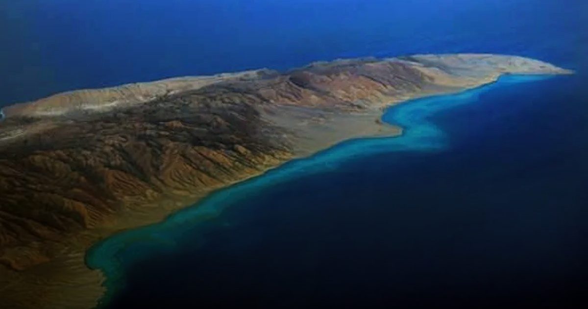 مياه البحر.. بين الراحة النفسية وجمال الطبيعة والتحذيرات الصحية