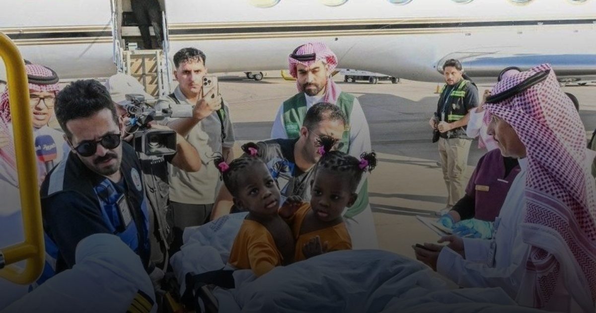 وصول التوأم الملتصق الجامايكي "أزاريا وأزورا إيلسون" إلى الرياض لدراسة حالتهما الطبية