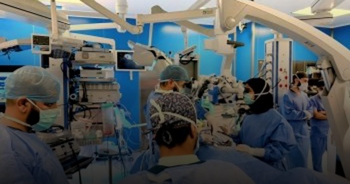 إجراء عملية لعلاج خشونة الركبة بدون تدخل جراحي بالمدينة المنورة