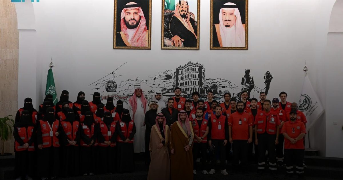 محافظ الطائف يكرّم متطوعي الهلال الأحمر بالمحافظة