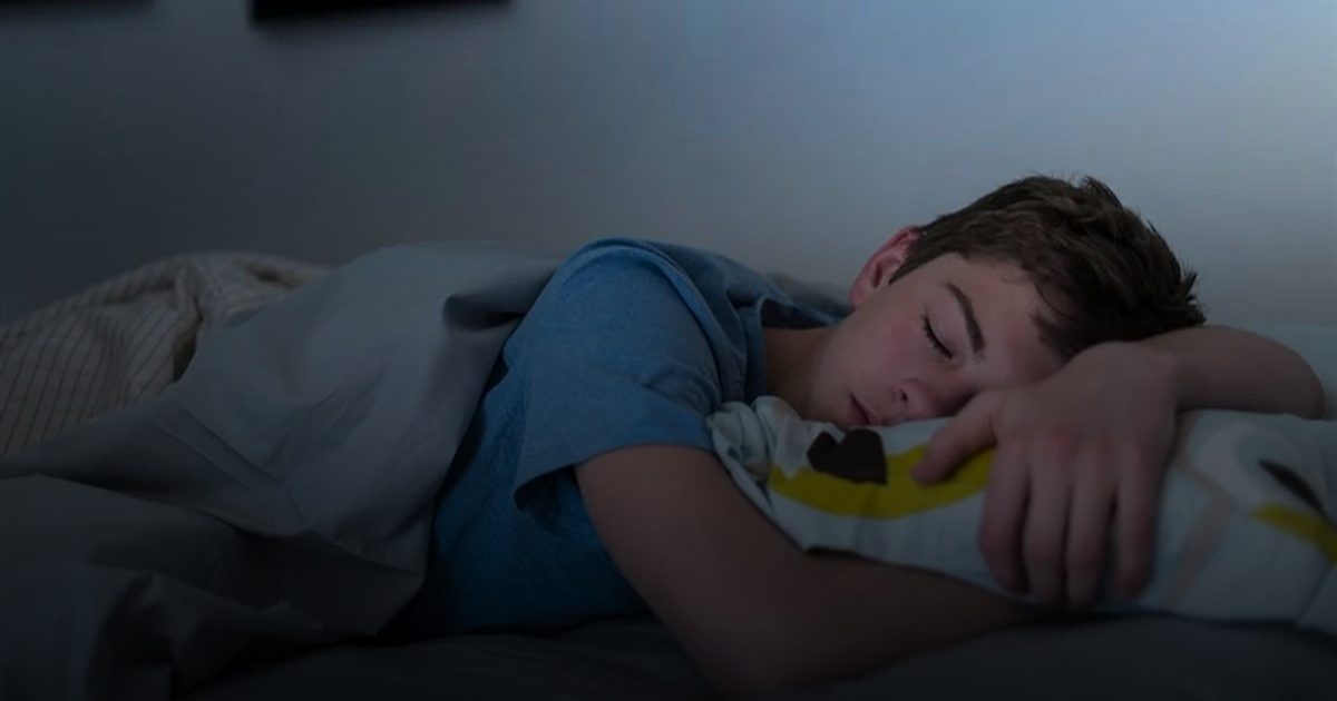 النوم لفترة أطول في المراهقة يرتبط  بحجم أكبر للدماغ وأفضل في الاختبارات