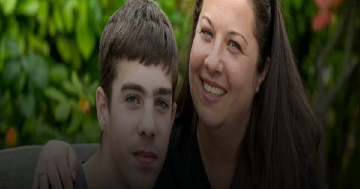 مرض غامض يحرم مراهقاً من الطعام والشراب